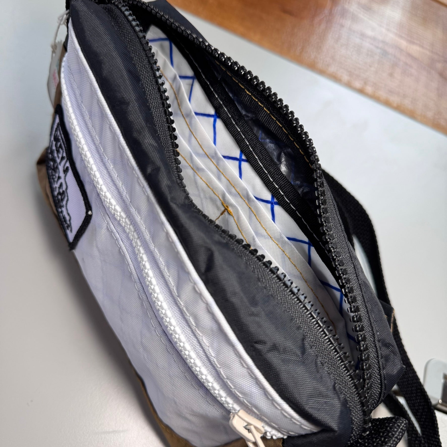 fanny pak - brown/white/black