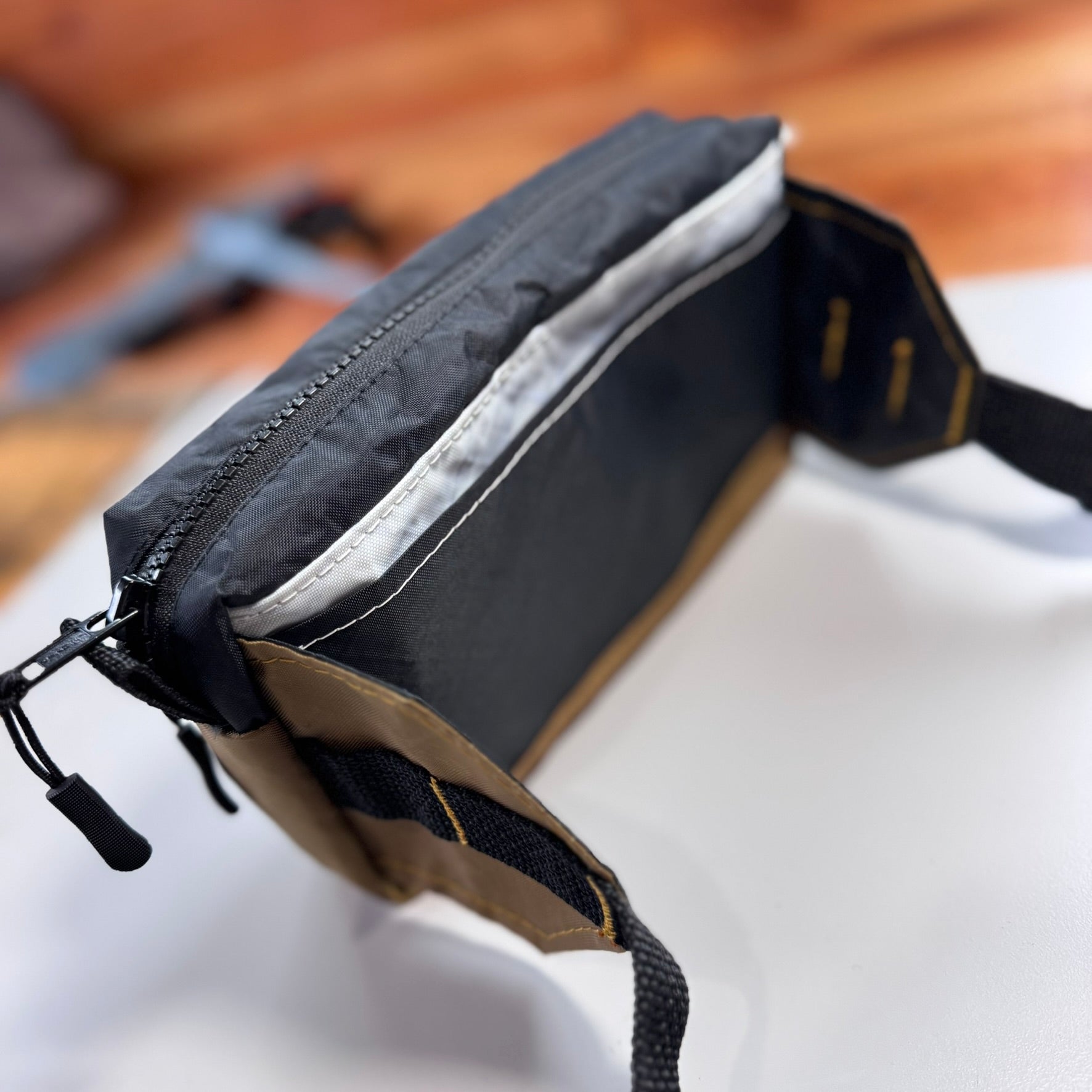 fanny pak - brown/white/black